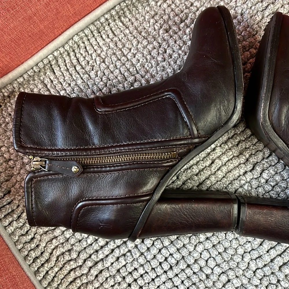 FRYE SYLVIA‎ PIPPING BOOTIE